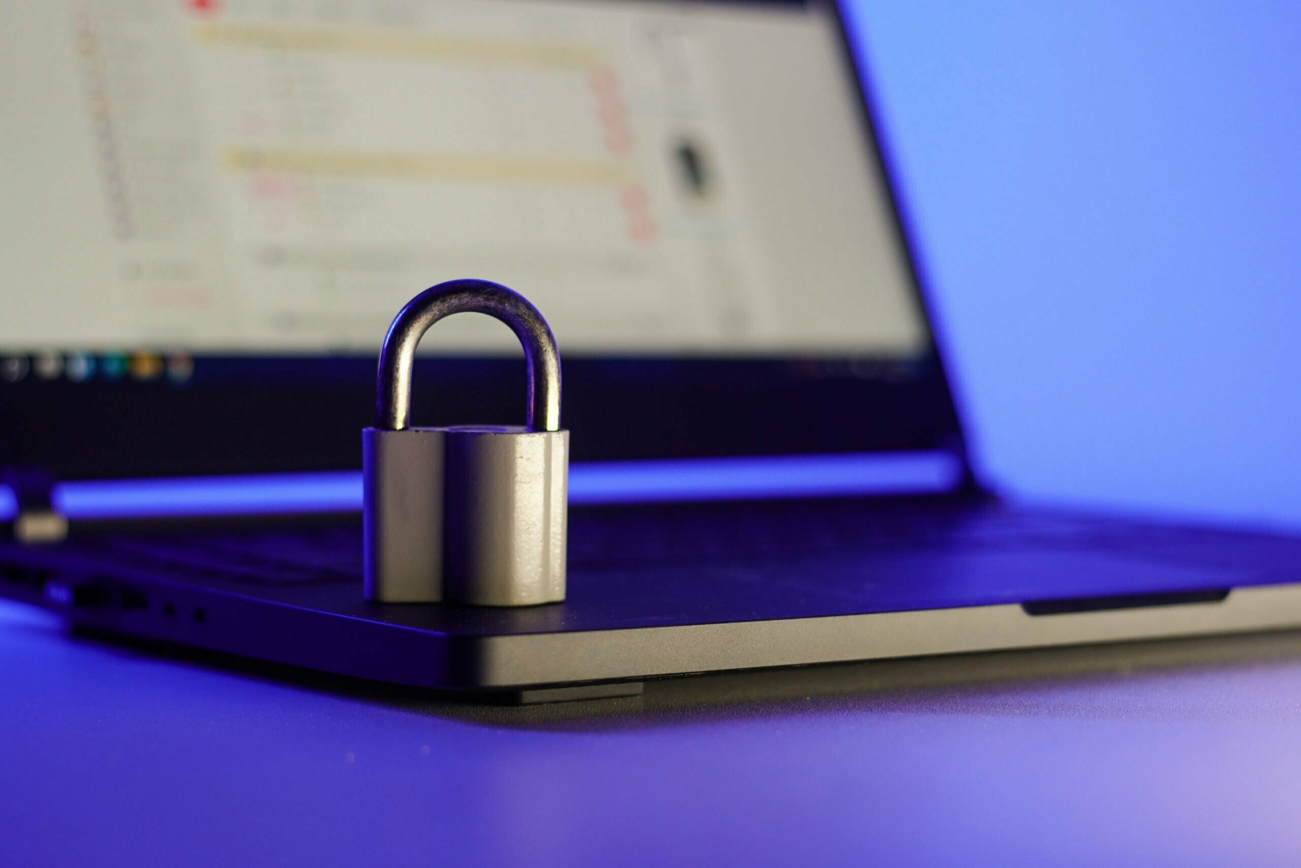 Construye tu presencia en línea: El pilar del éxito digital y la seguridad que necesitas